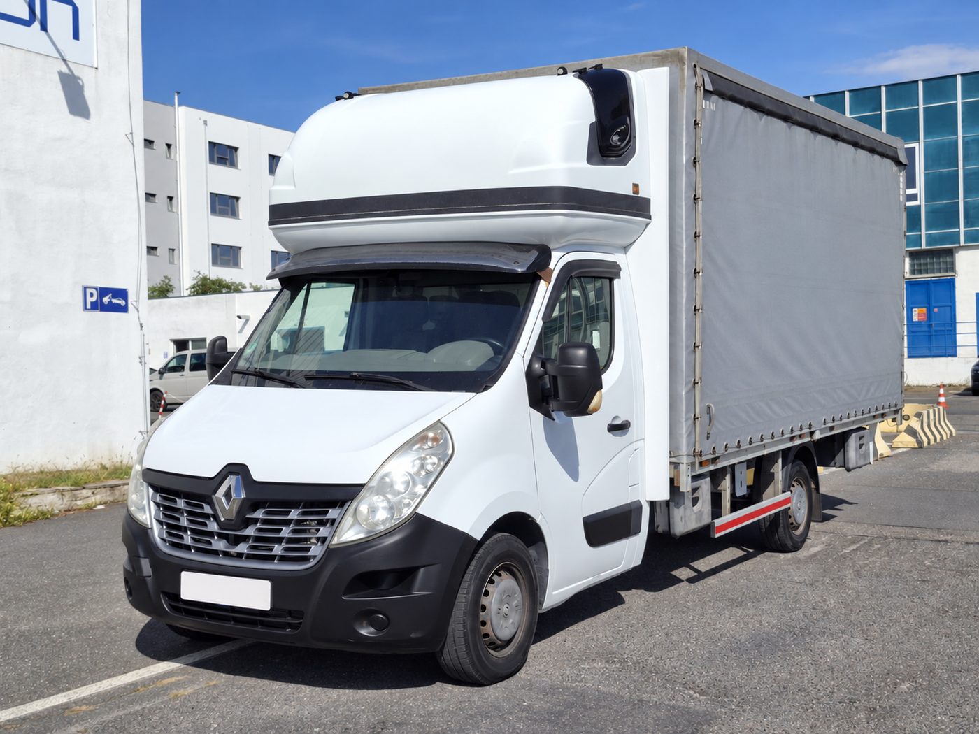 Valník s plachtou – krytá ložná plocha pro palety a materiál